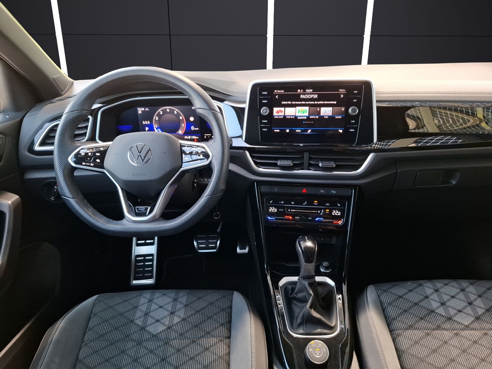 Volkswagen T-Roc TSI R-Line DSG 4M - Samsaru's Car Outlet