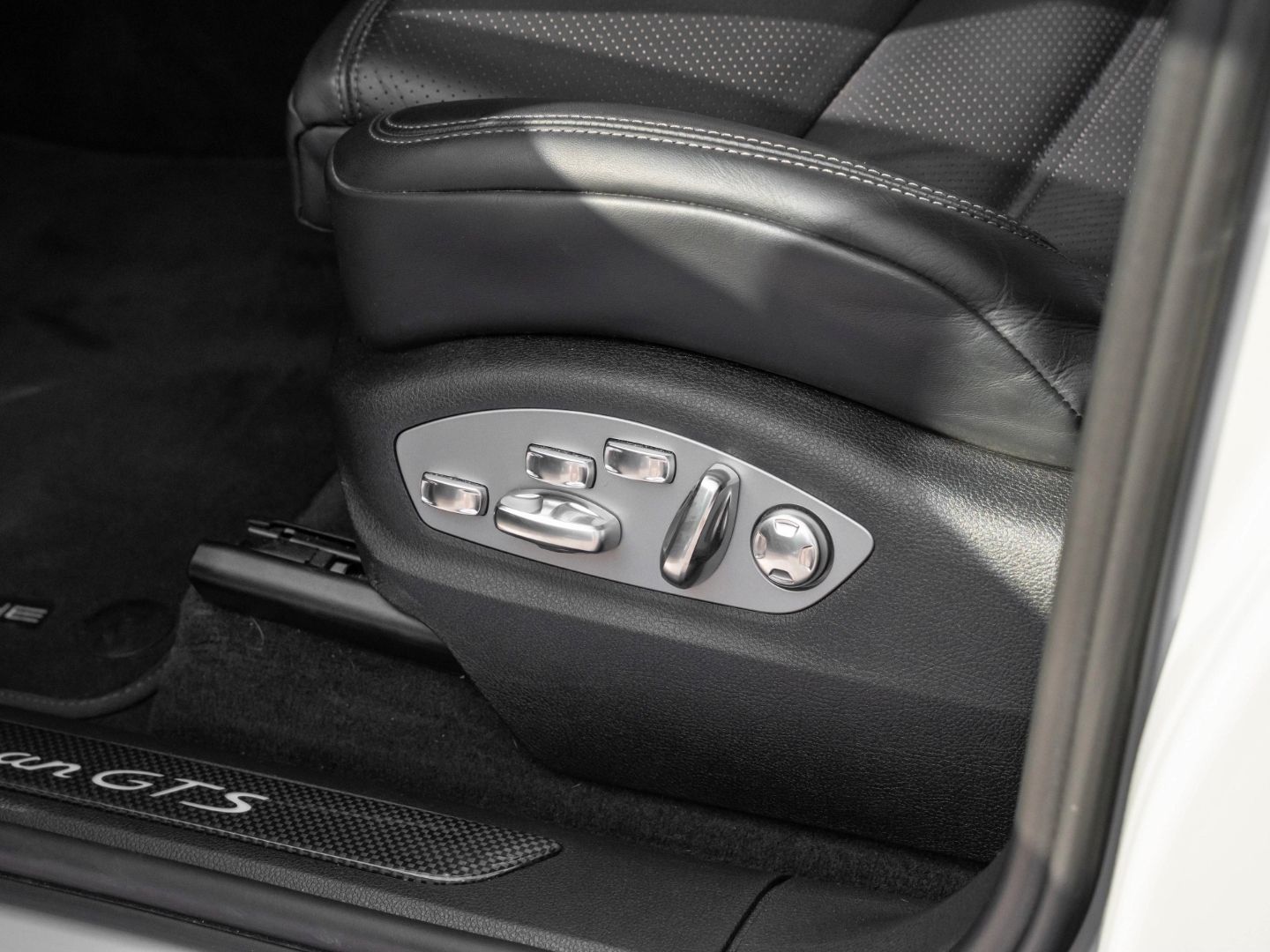 Porsche Macan GTS 21-Zoll AHK BOSE Pano Luft 18-Wege