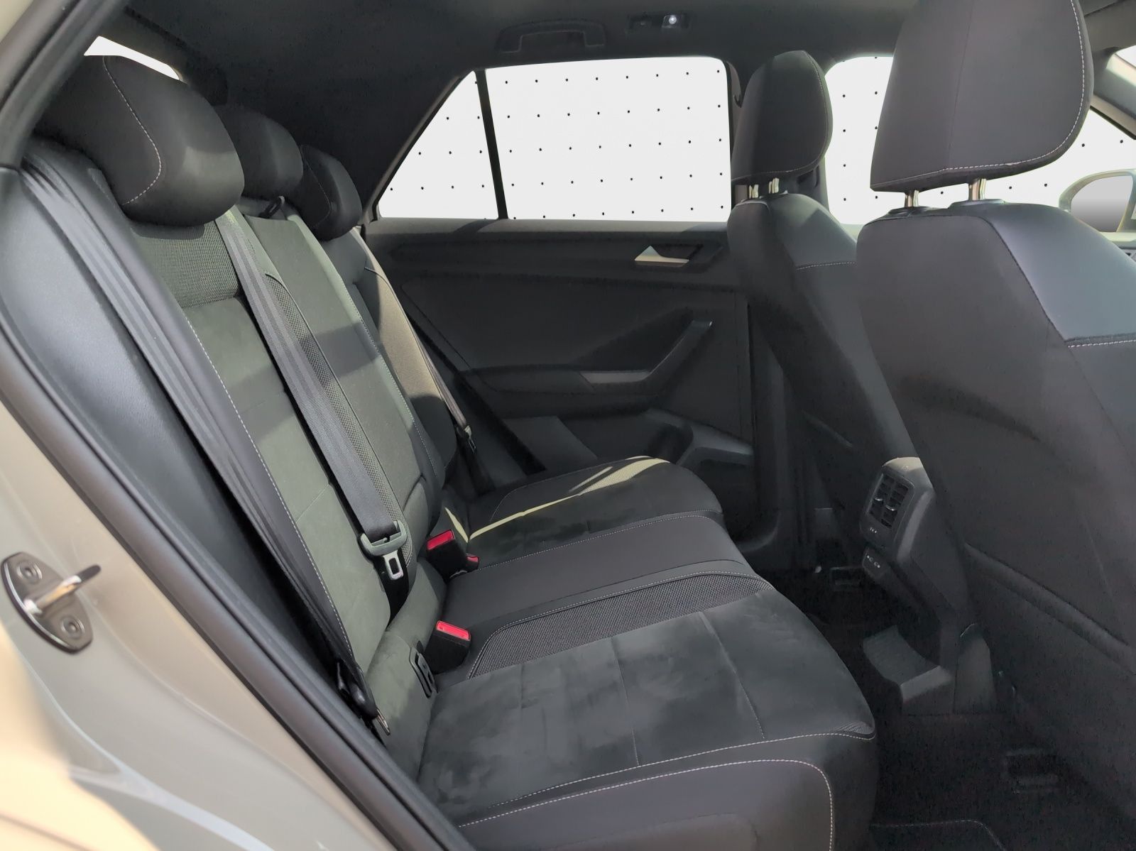 Volkswagen T-Roc R-Line 1.5 TSI - Samsaru's Car Outlet