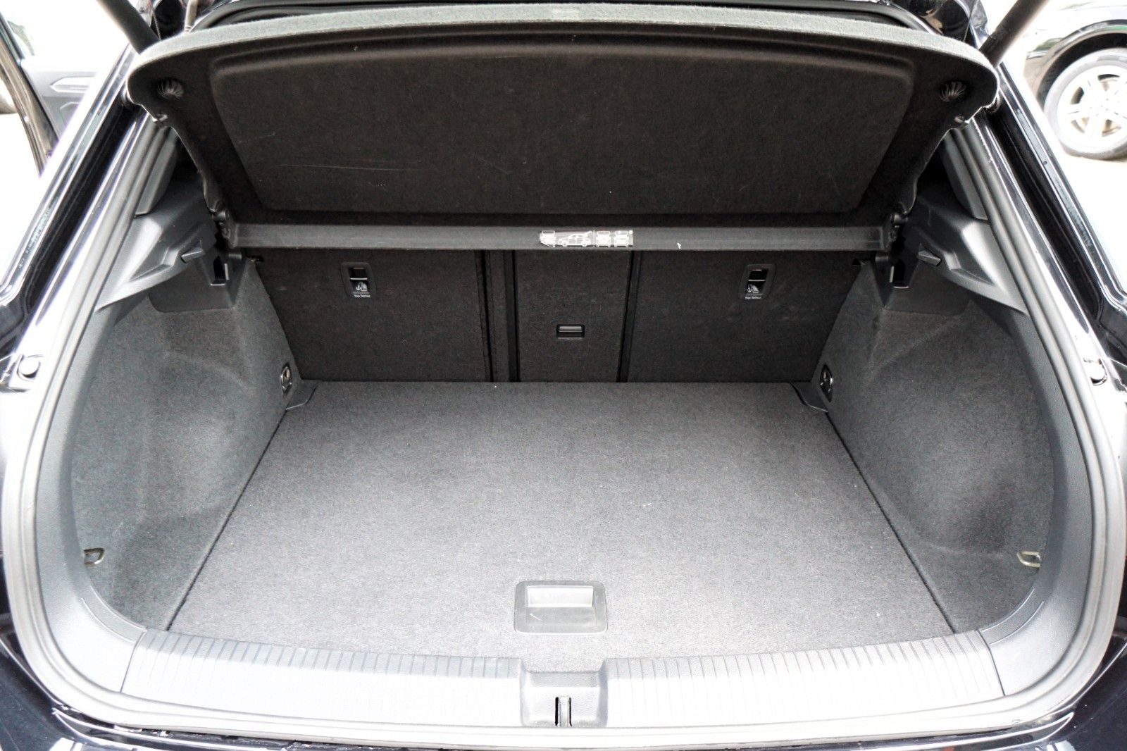 Volkswagen T-Roc 4Motion 2.0 TDI R-Line - Samsaru's Car Outlet