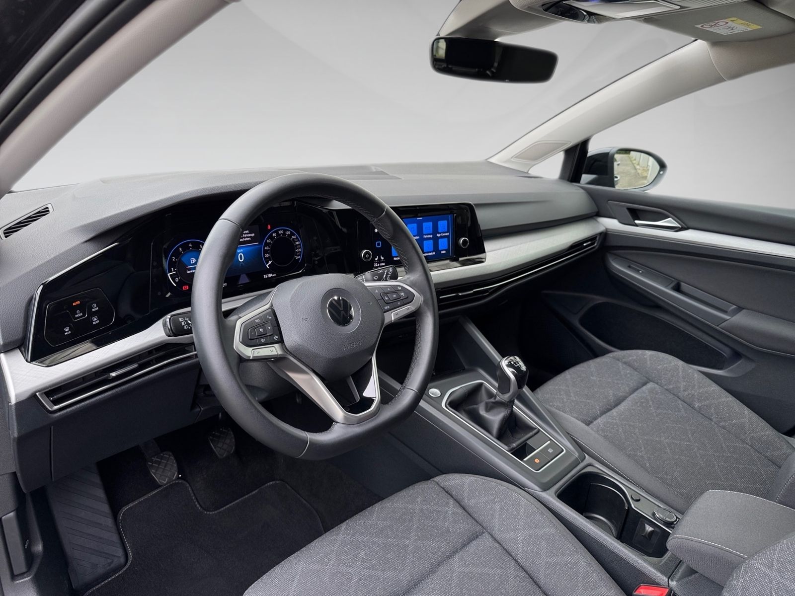 Volkswagen Golf VIII 1.5 TSI Life - Samsaru's Car Outlet