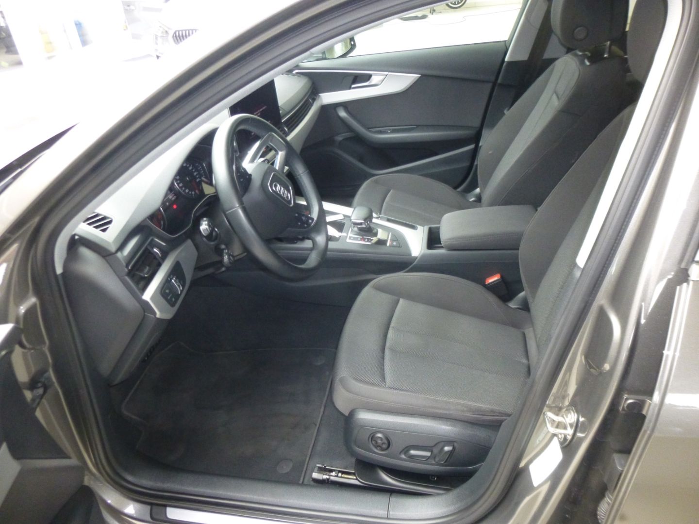 Audi A4 Avant 30 TDI advanced - Samsaru's Car Outlet