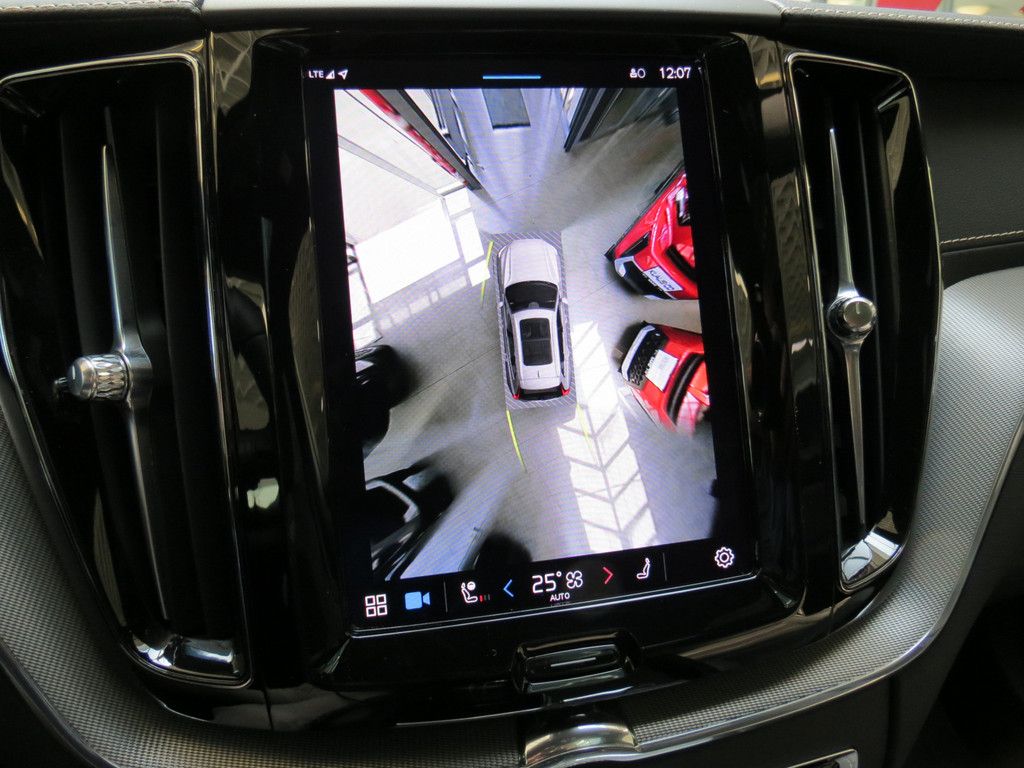 Volvo XC60 B4 2.0 Diesel AWD*Automatik*AHK*PANO*