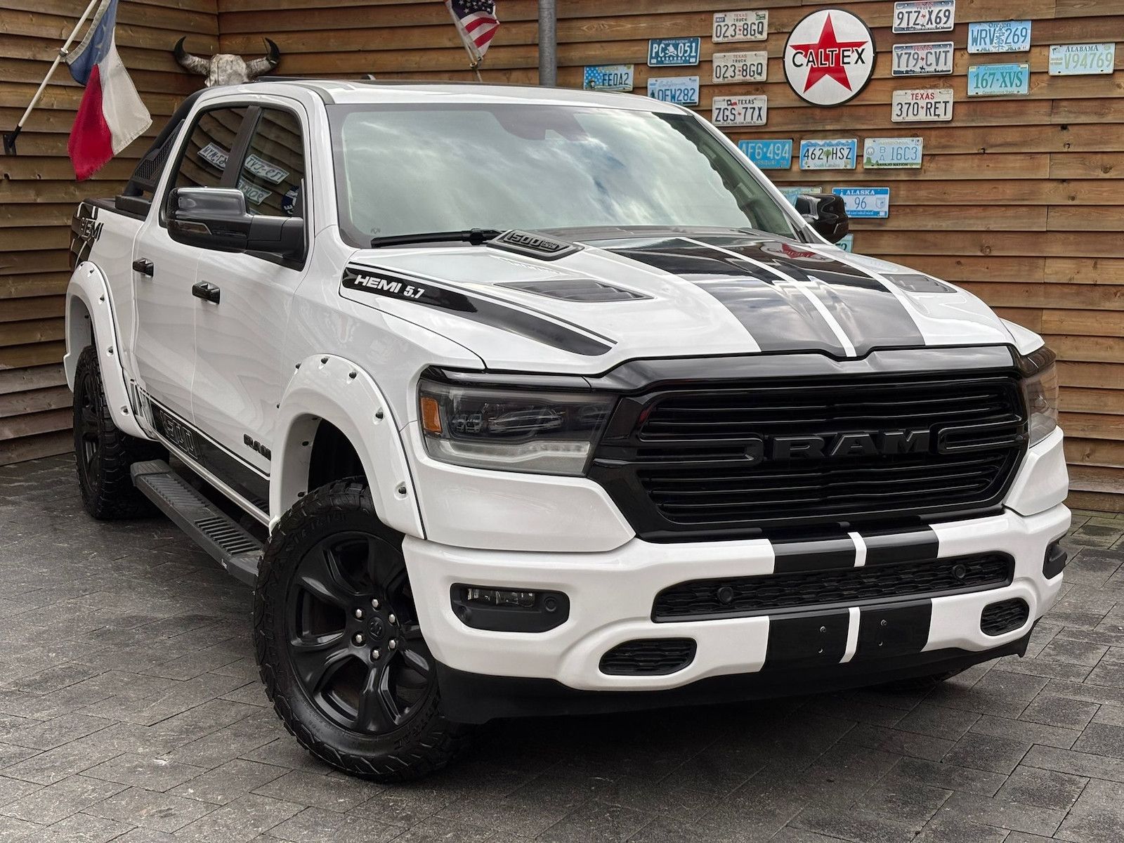 Dodge RAM 1500 Laramie 5,7L 4x4 AHK LPG12´´ Navi Bügel