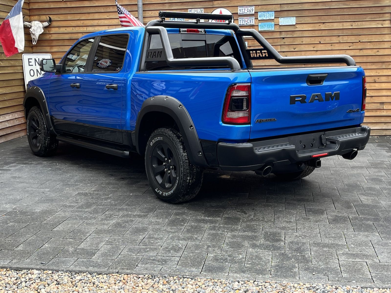 Dodge RAM 1500 REBEL 4x4 LPG AHK 5,7L LED Rollbar