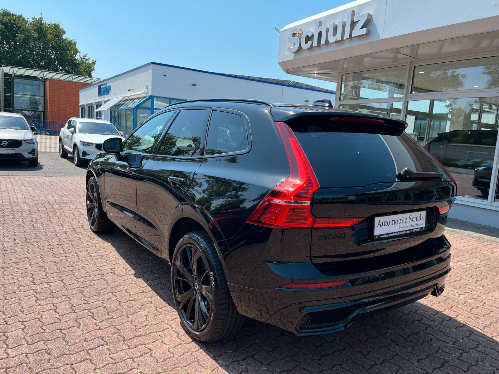 Volvo XC60 T6 Plug-in Hybrid ULTRA BLACK EDITION - Samsaru's Car Outlet