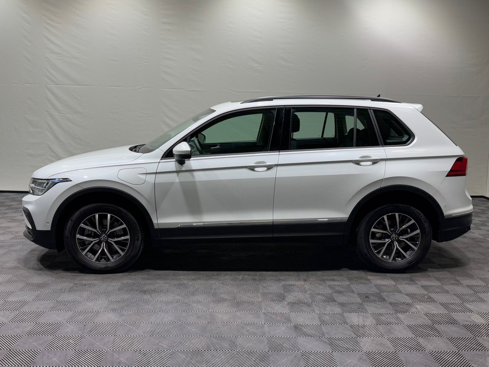 Volkswagen Tiguan Life 1.4 TSI eHybrid - Samsaru's Car Outlet