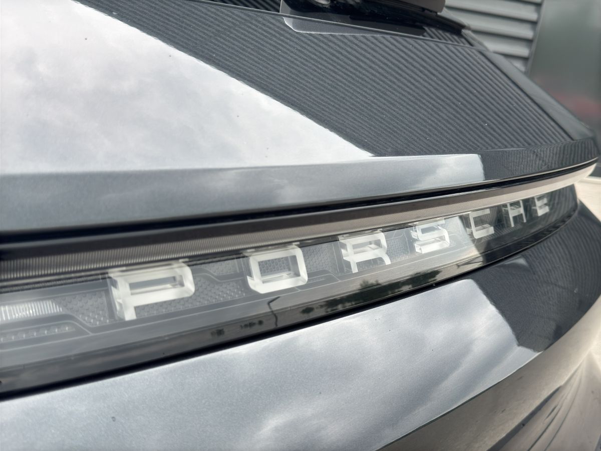 Porsche Taycan Turbo Sport Turismo | Hinterachslenkung |