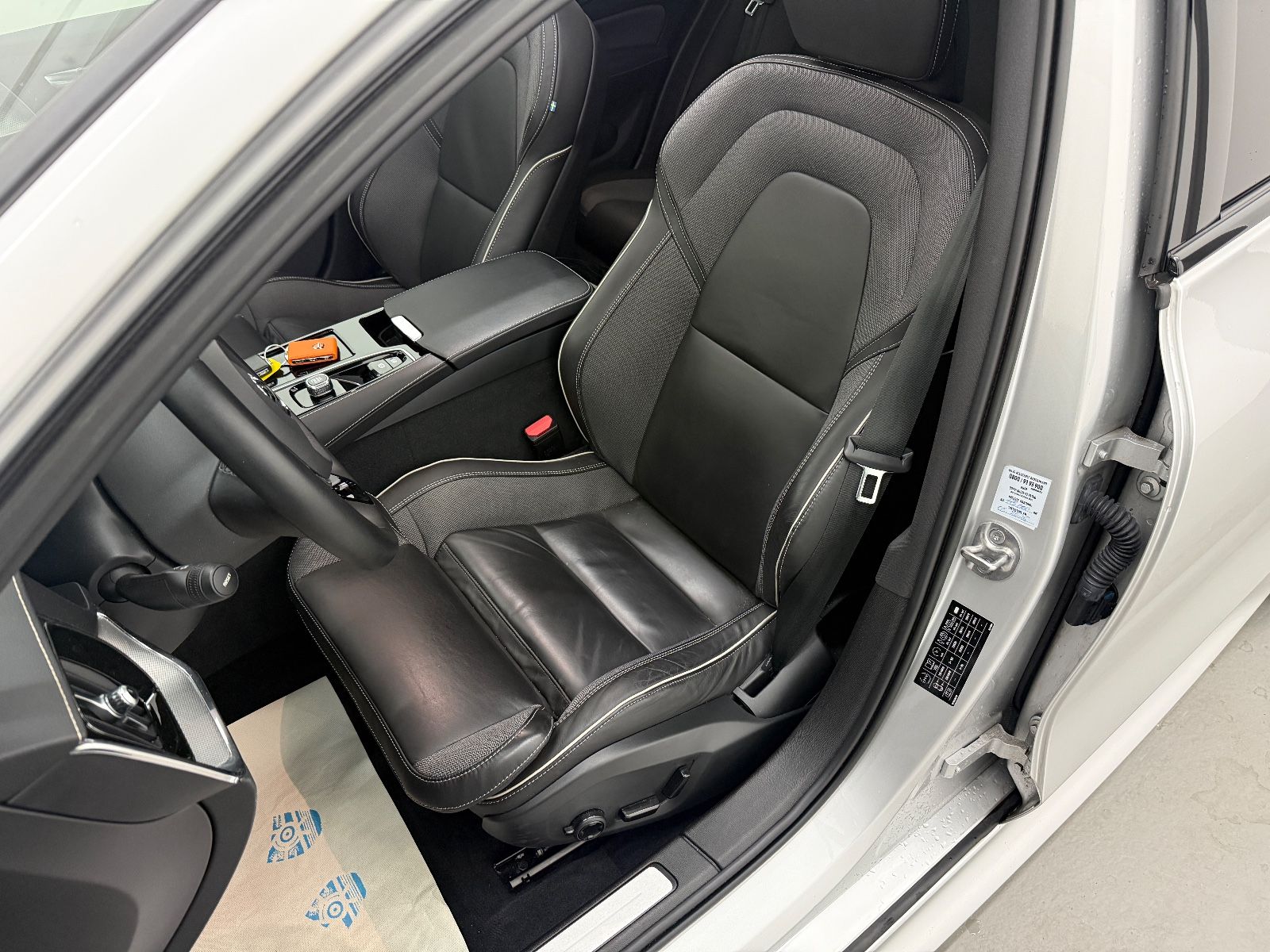 Volvo V60 Kombi Plus Dark Recharge Plug-In Hybrid AWD