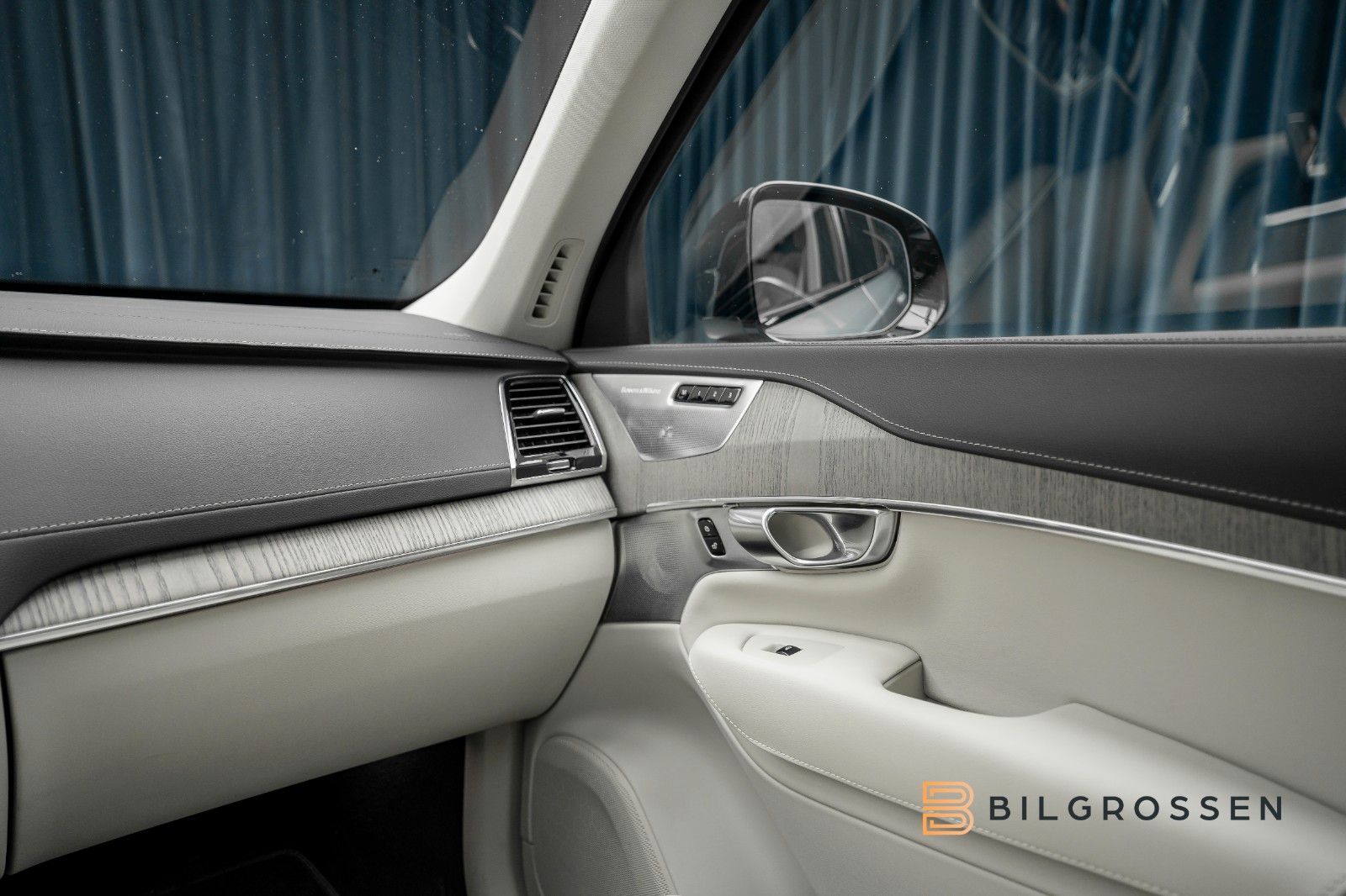 Volvo XC90 T8 Recharge Ultimate Dark B&W Pano HUD