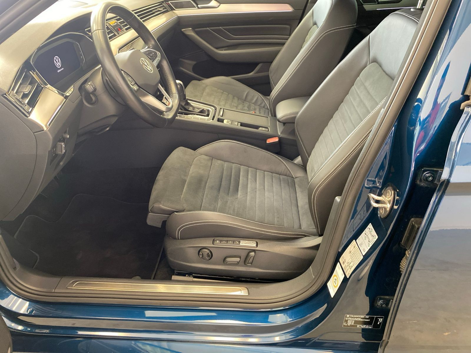 Volkswagen Passat Variant 1.5 TSI Elegance R-Line - Samsaru's Car Outlet