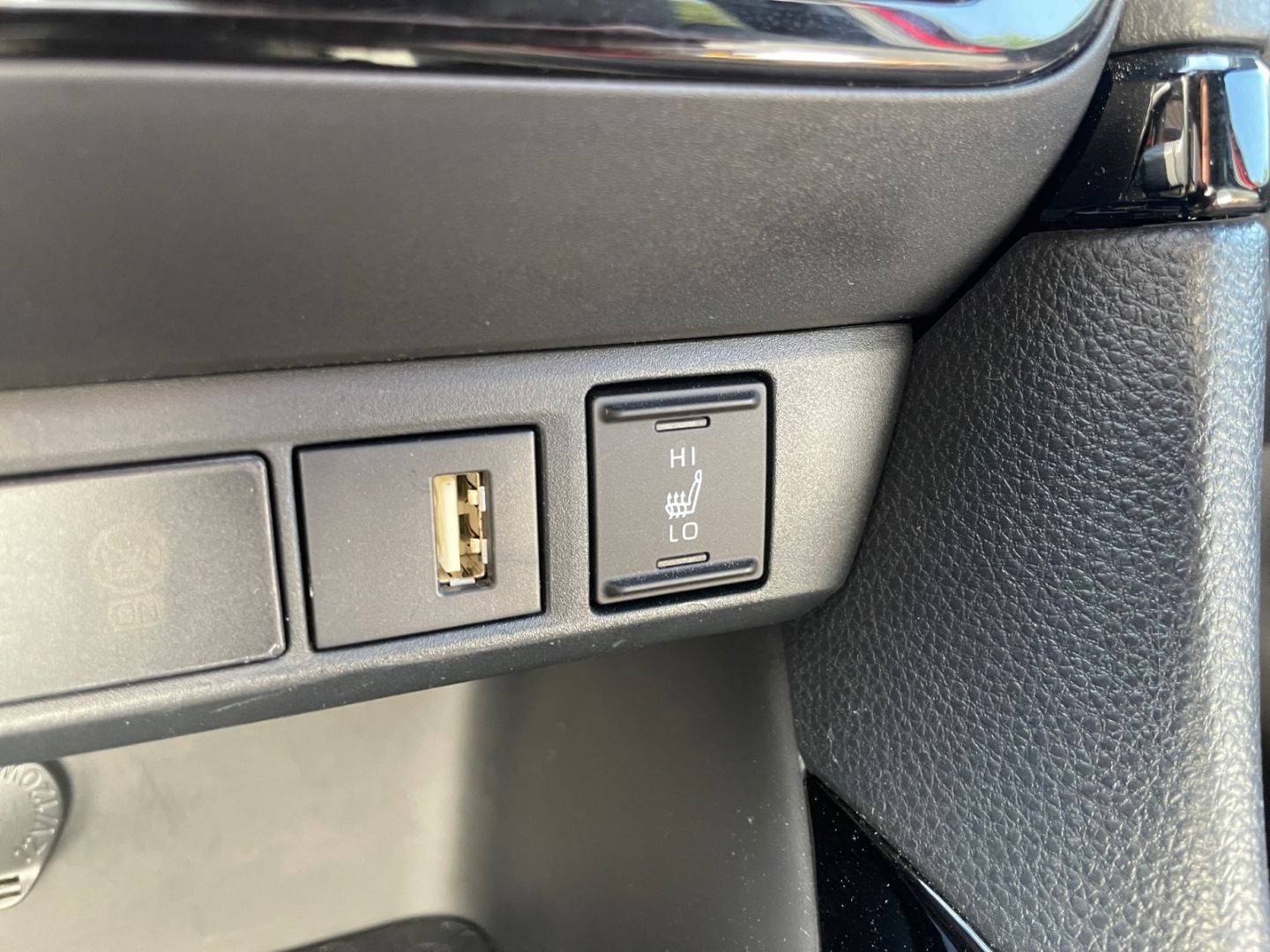 Toyota Yaris Hybrid 1.5 Style *LED*HUD*Navi*Teilleder*