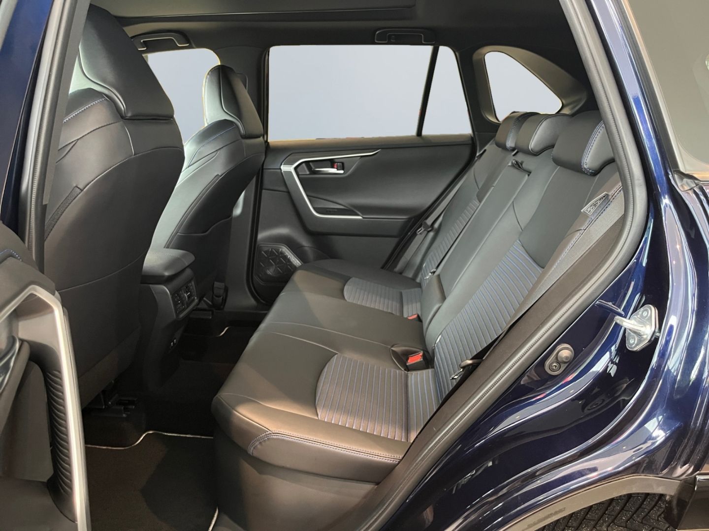 Toyota RAV 4 2.5 4x4 Hybrid Style - Samsaru's Car Outlet