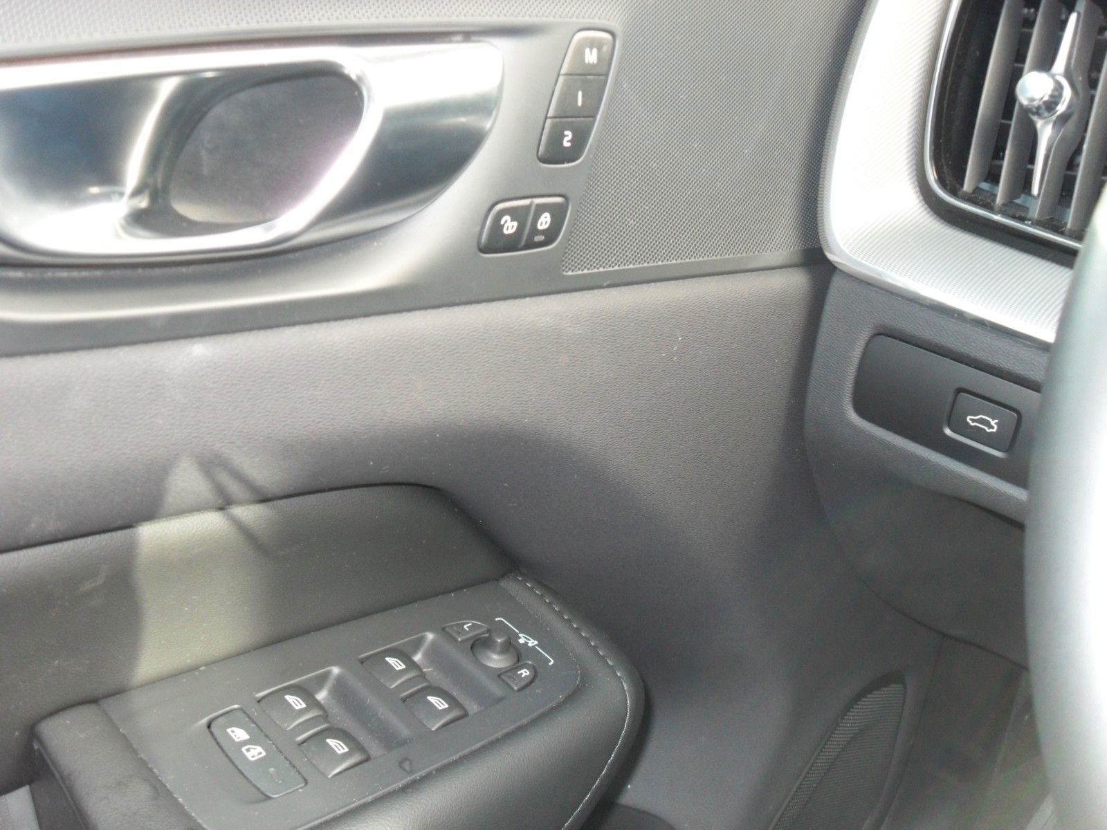 Volvo XC 60 B4 Plus Dark - Samsaru's Car Outlet