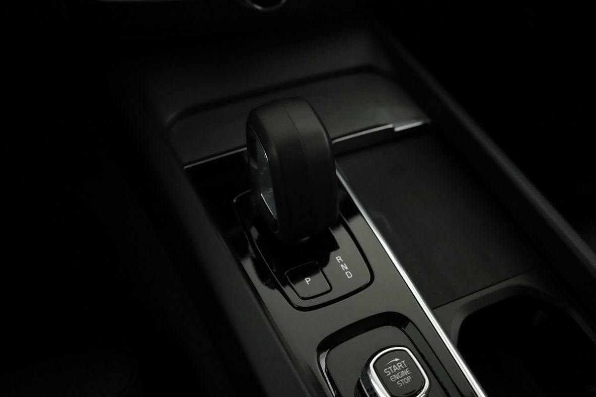Volvo XC60 B4 AWD Plus Dark LED Pano ACC Kam 21" AHK