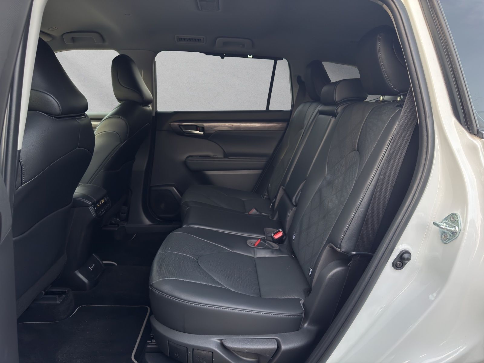 Toyota Highlander Hybrid Luxury 7 SITZER+AHK+LEDER+HuD