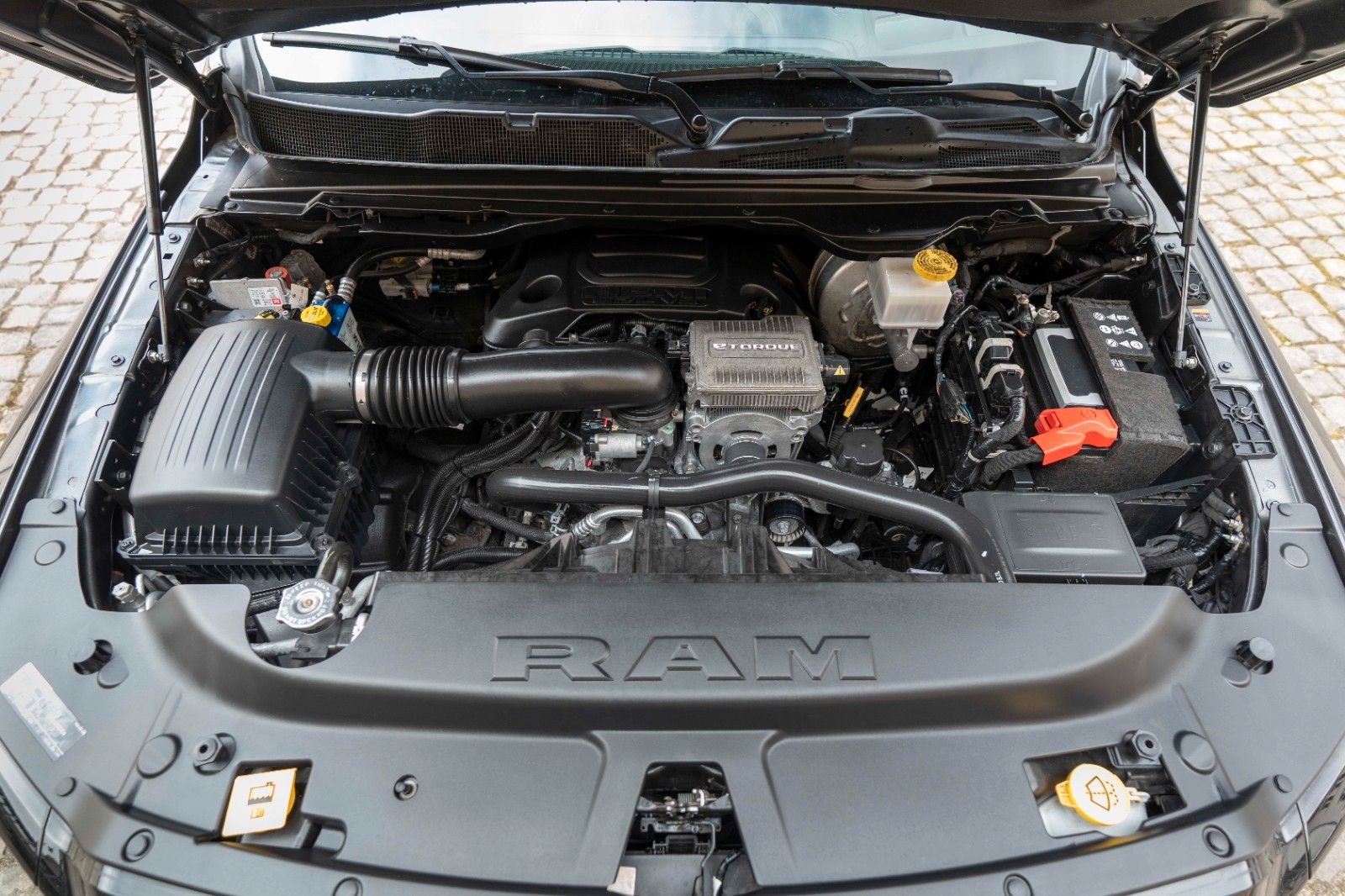 Dodge RAM 5,7L Laramie CC 4X4 360° LED CARPLAY LPG AHK