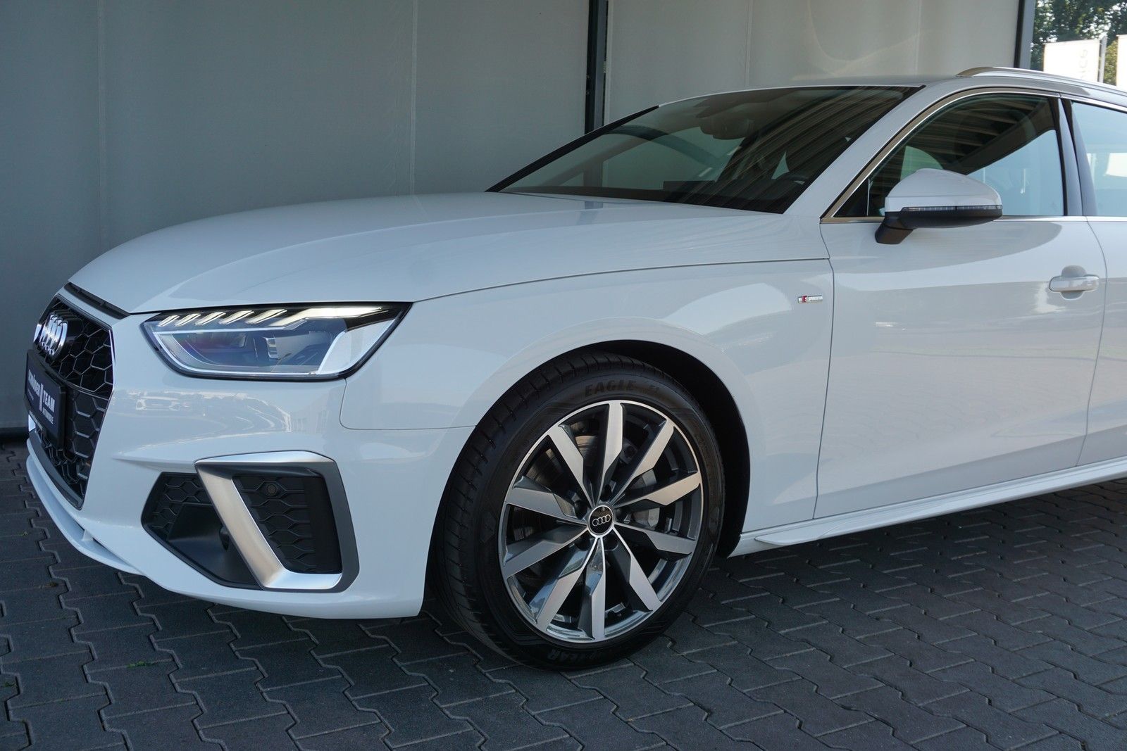 Audi A4 Avant 40 TFSI S tronic S line - Samsaru's Car Outlet
