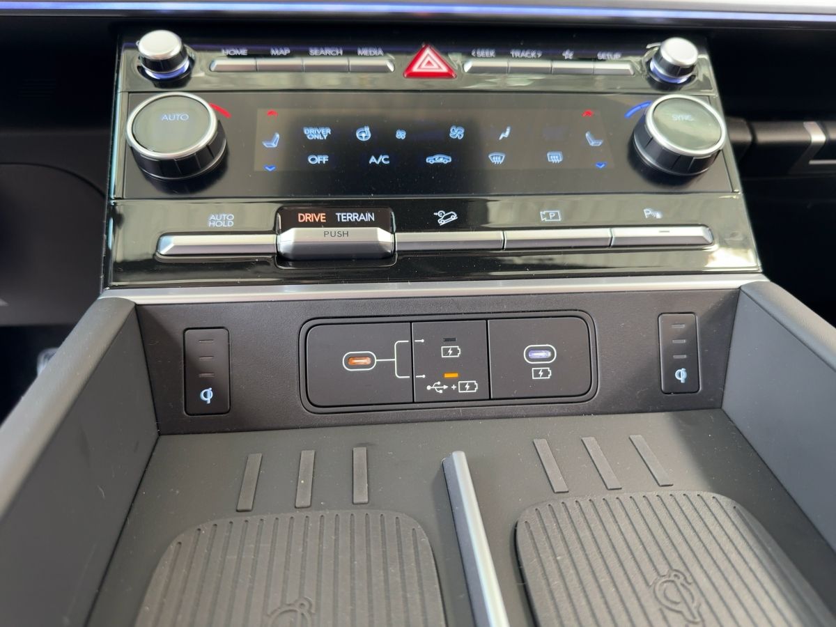 Hyundai SANTA FE 1.6 HEV 4WD Signature - Samsaru's Car Outlet