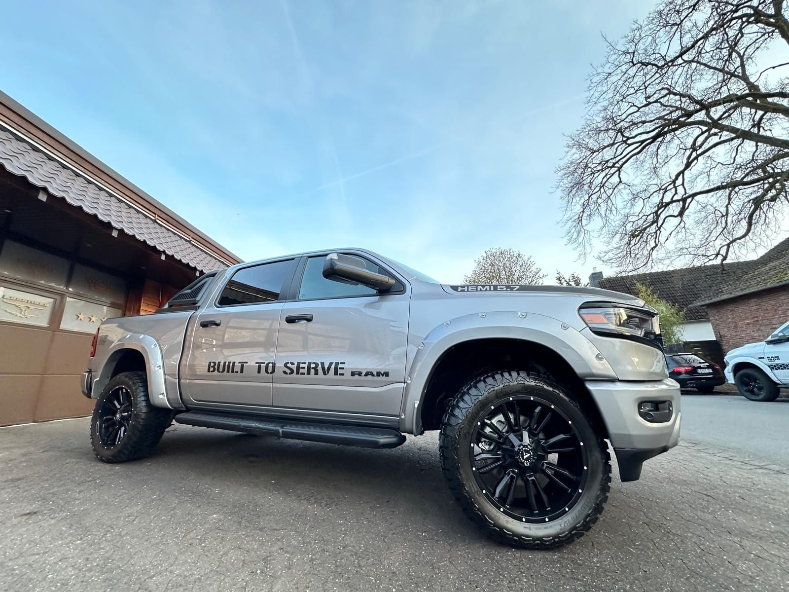 Dodge BUILT TO SERVE*4X4*OFF-ROAD*BÜGEL*AHK*NAVI*SERVI
