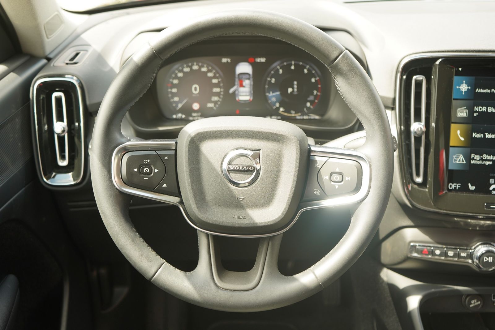 Volvo XC 40 T3 2WD Momentum Pro - Samsaru's Car Outlet