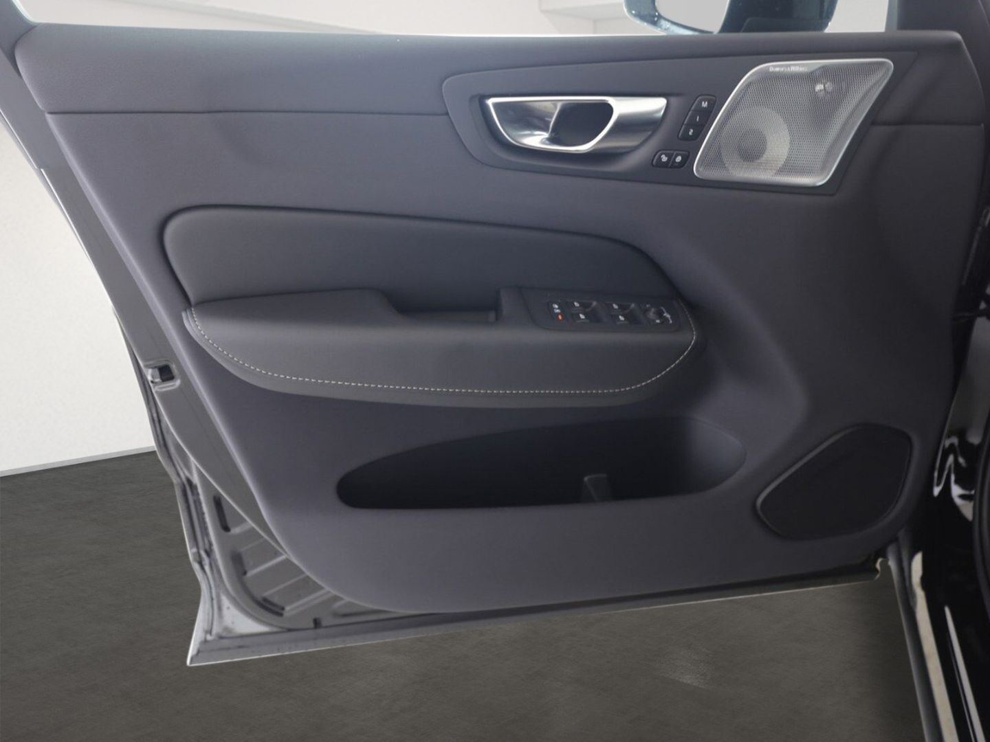 Volvo XC60 T6 Plus Black - Samsaru's Car Outlet
