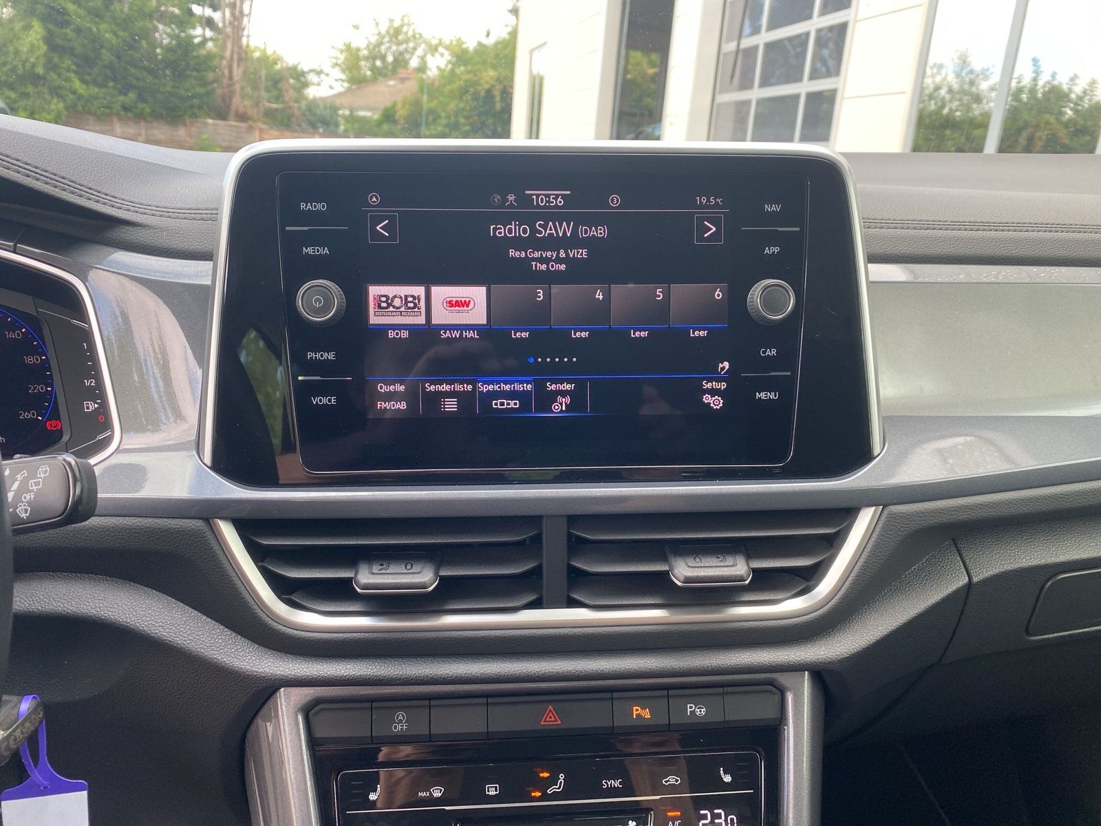Volkswagen T-Roc 1.0 TSI Style - Samsaru's Car Outlet