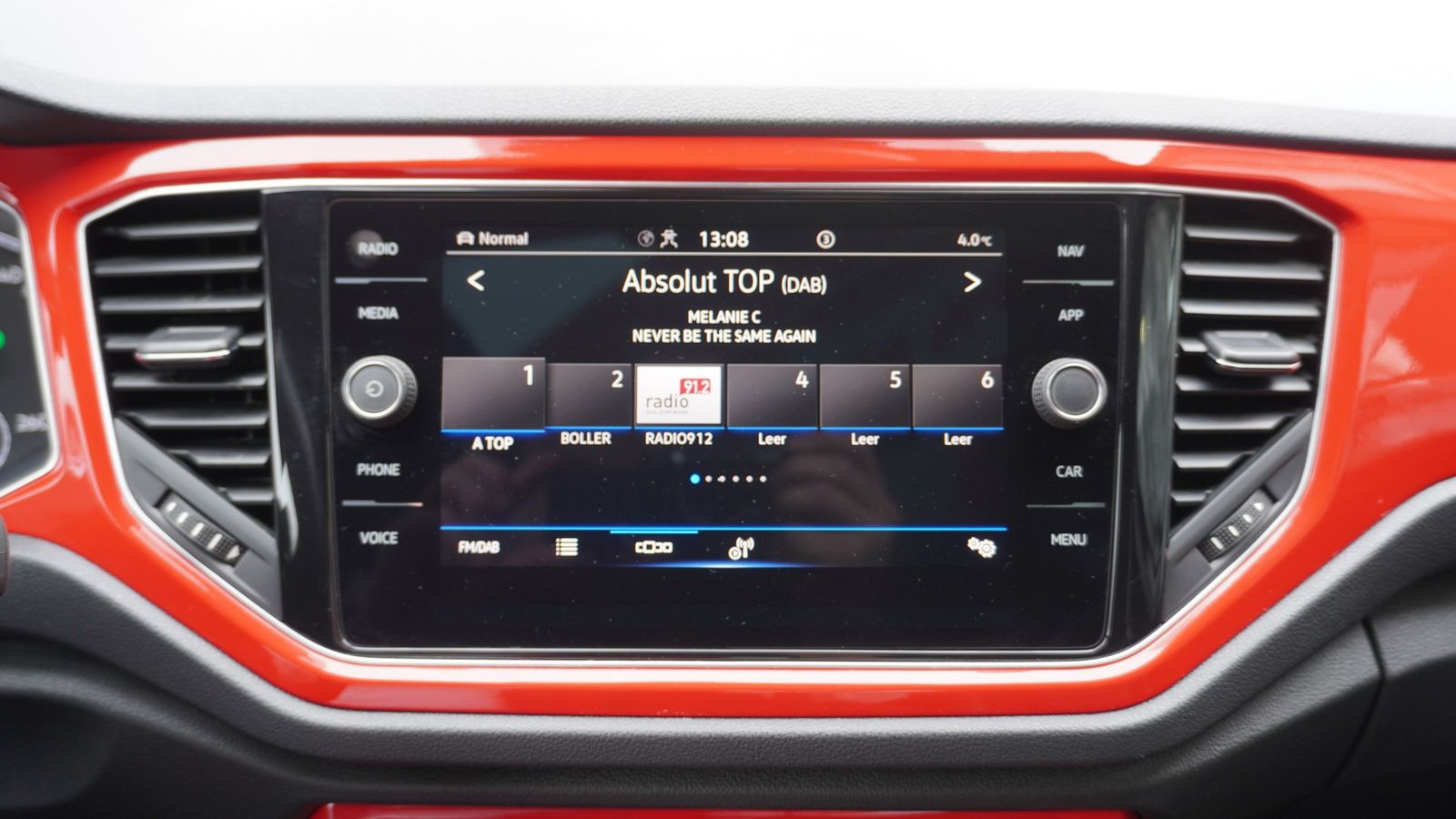 Volkswagen T-Roc 2.0 TDI R-Line - Samsaru's Car Outlet