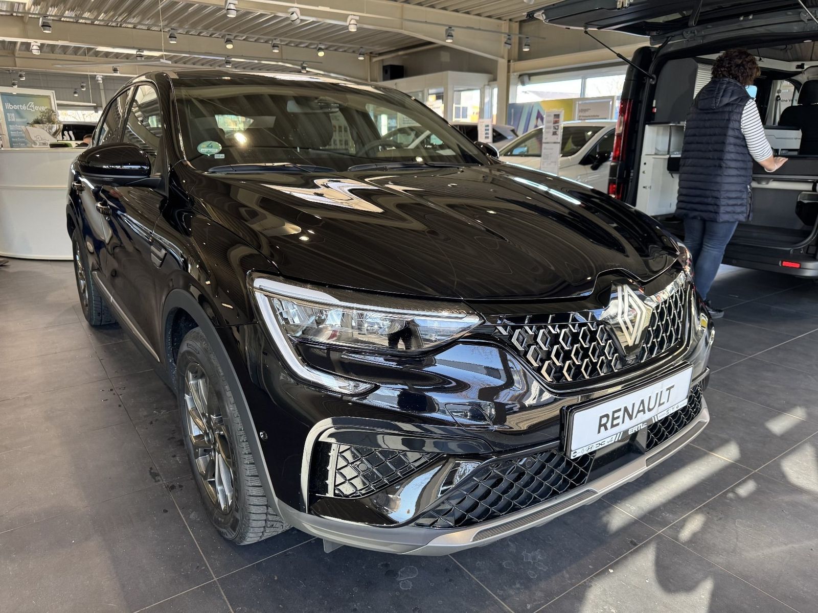 Renault Arkana TECHNO E-Tech Full Hybrid - Samsaru's Car Outlet