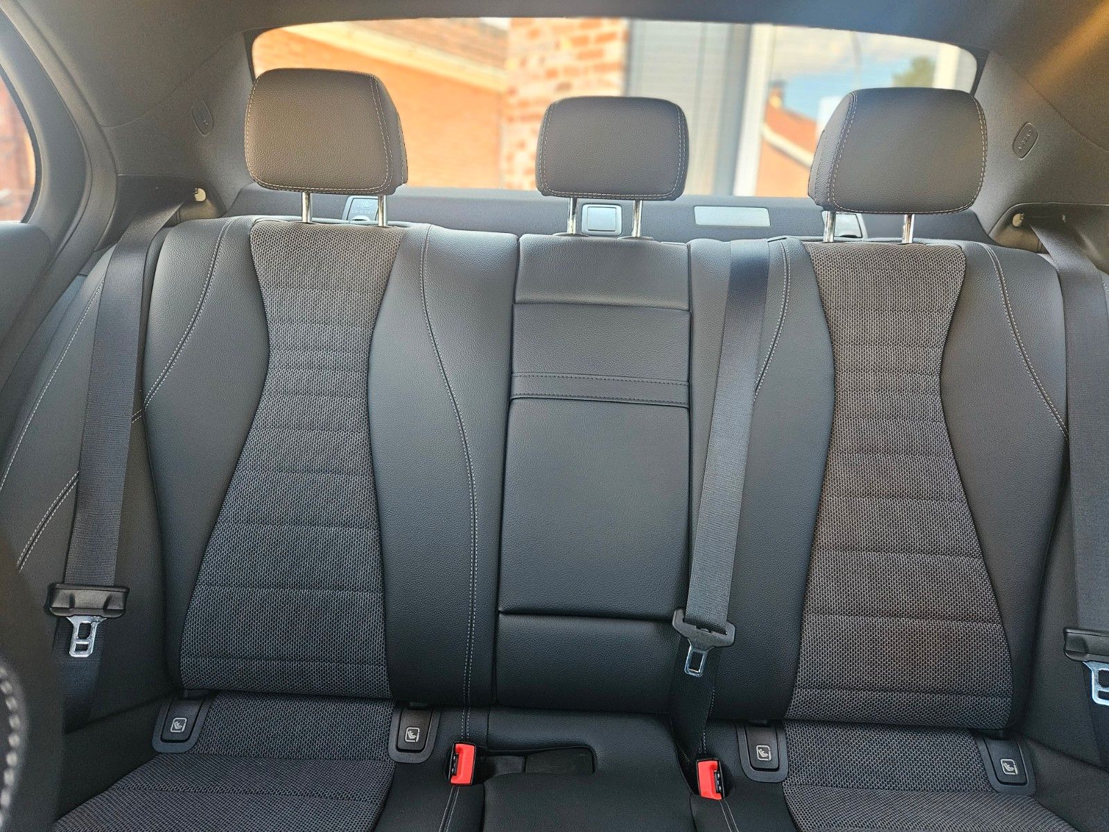 Mercedes-Benz E 220 d - Samsaru's Car Outlet