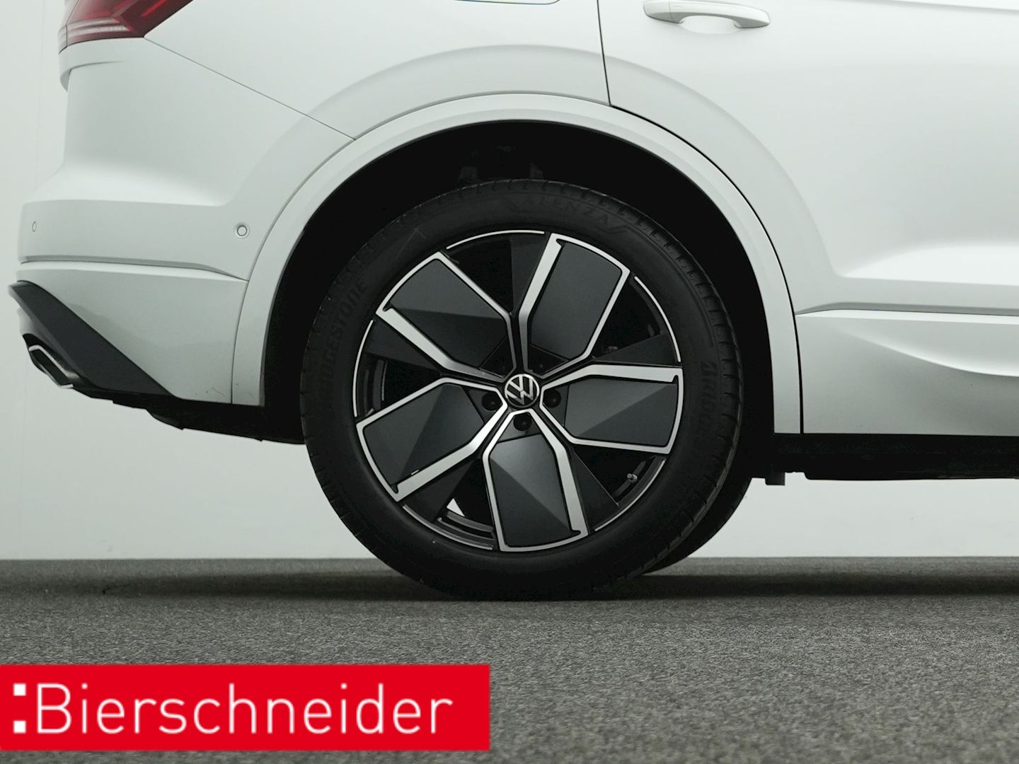 Volkswagen Touareg 3.0 TDI R-line Black - Samsaru's Car Outlet