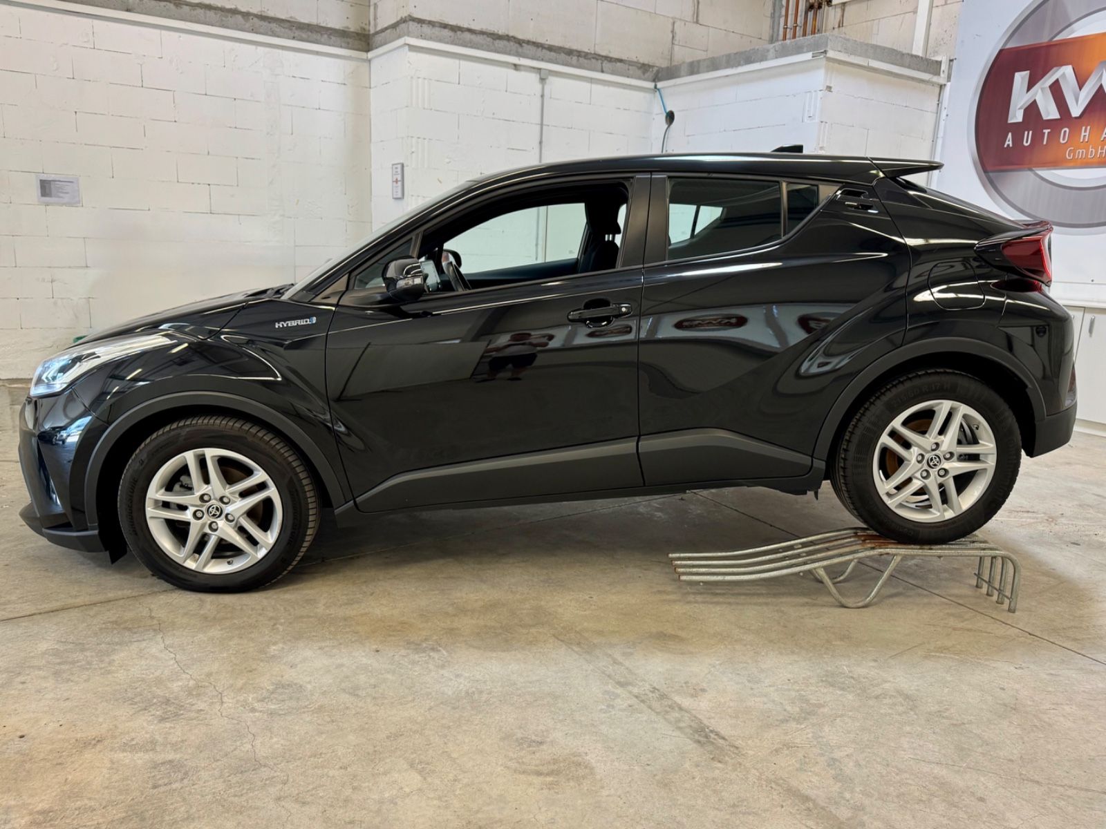 Toyota C-HR 2.0 Hybrid Business Edition - Samsaru's Car Outlet