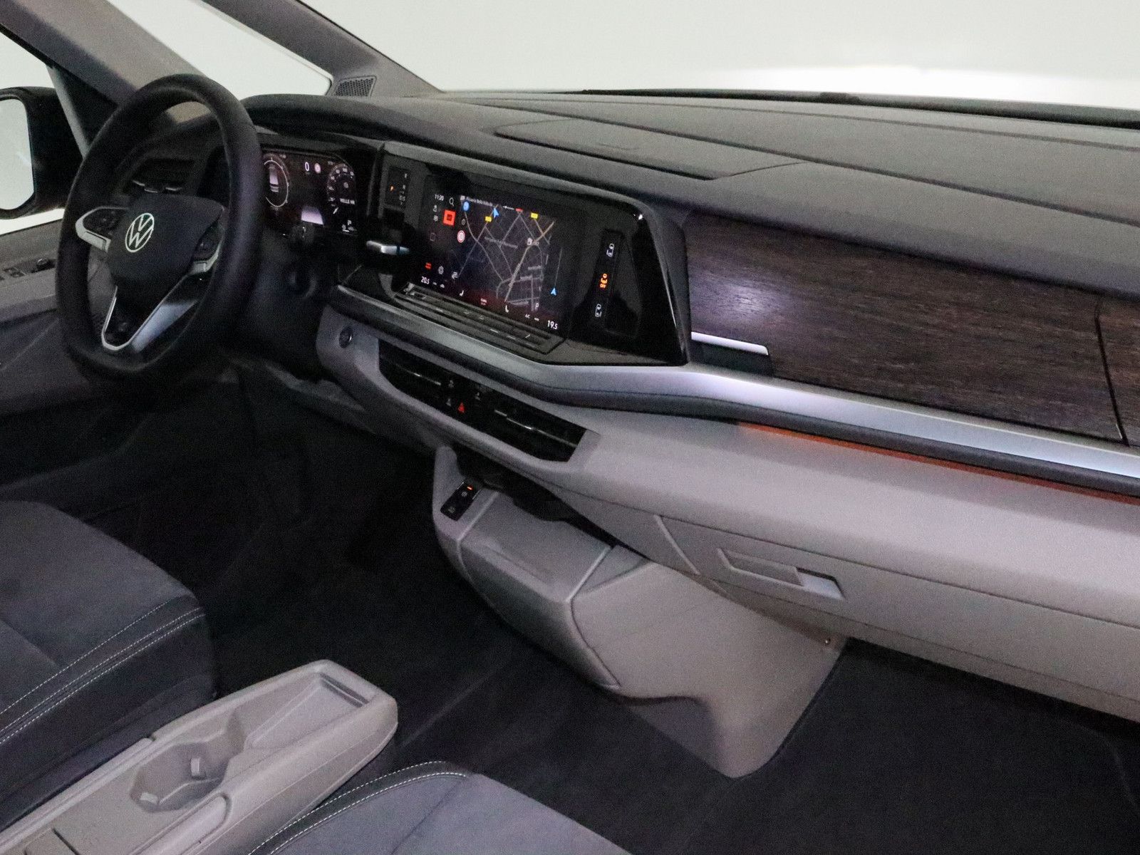 Volkswagen T7 Multivan 2.0 TDI Style - Samsaru's Car Outlet