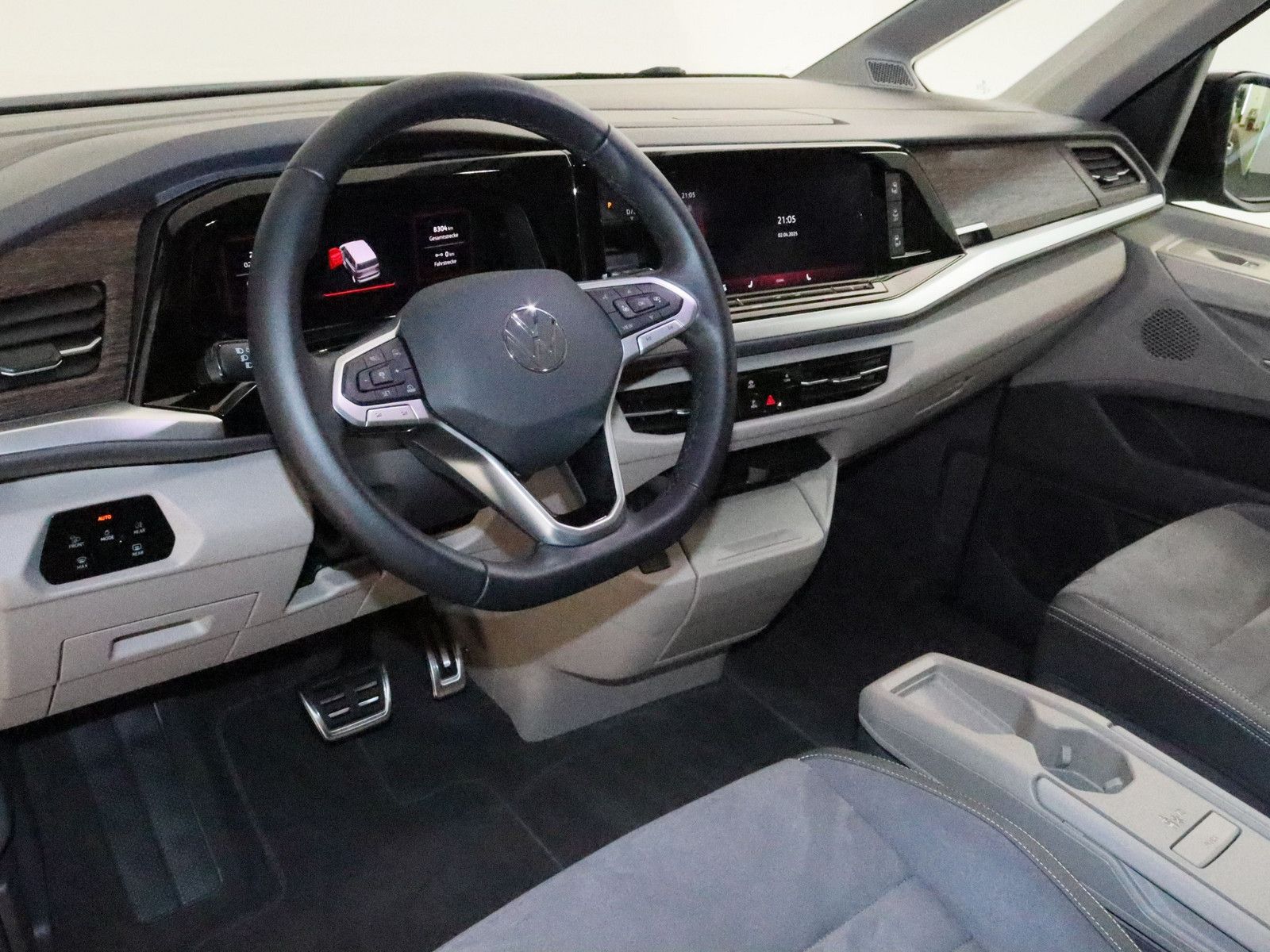 Volkswagen T7 Multivan 2.0 TDI Style - Samsaru's Car Outlet
