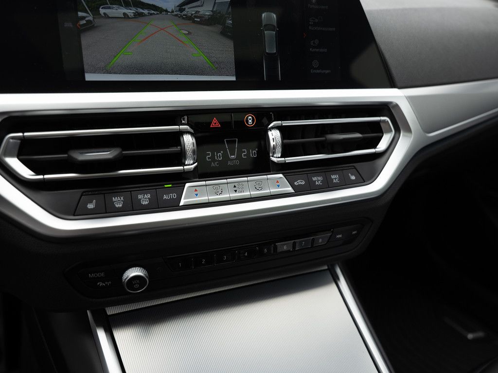 BMW 330e Touring xDrive M-Sport PANO AHK HUD LASER