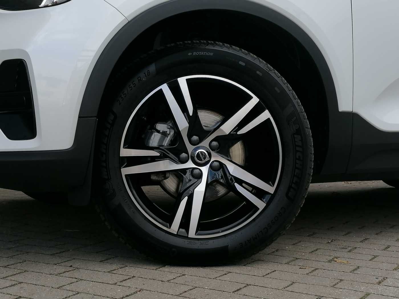 Volvo XC40 T2 2WD Plus Dark 360°/ AHK/ PANO