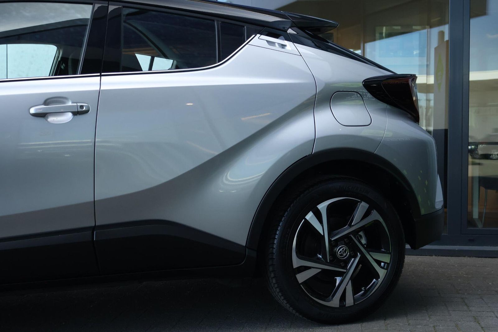 Toyota C-HR 1.8 Hybrid Dynamic - Samsaru's Car Outlet
