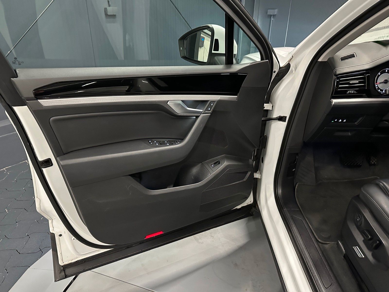 Volkswagen Touareg V6 TDI 4Motion - Samsaru's Car Outlet