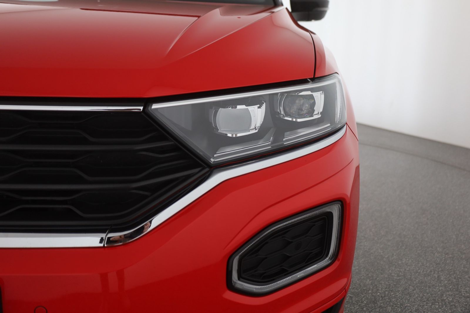 Volkswagen T-Roc 2.0 TDI DSG 4M R-Line - Samsaru's Car Outlet