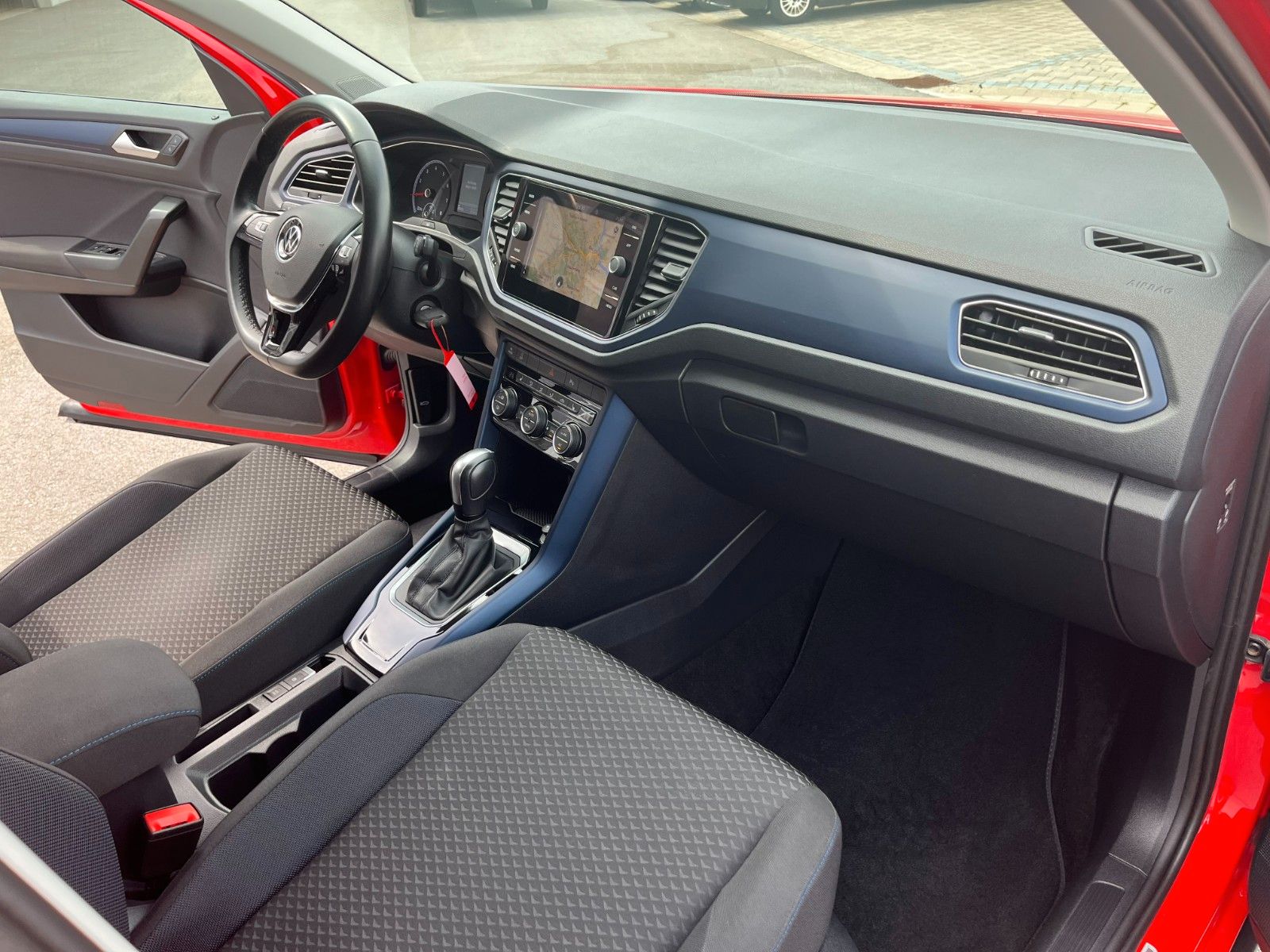 Volkswagen T-Roc 1.5 TSI DSG UNITED - Samsaru's Car Outlet