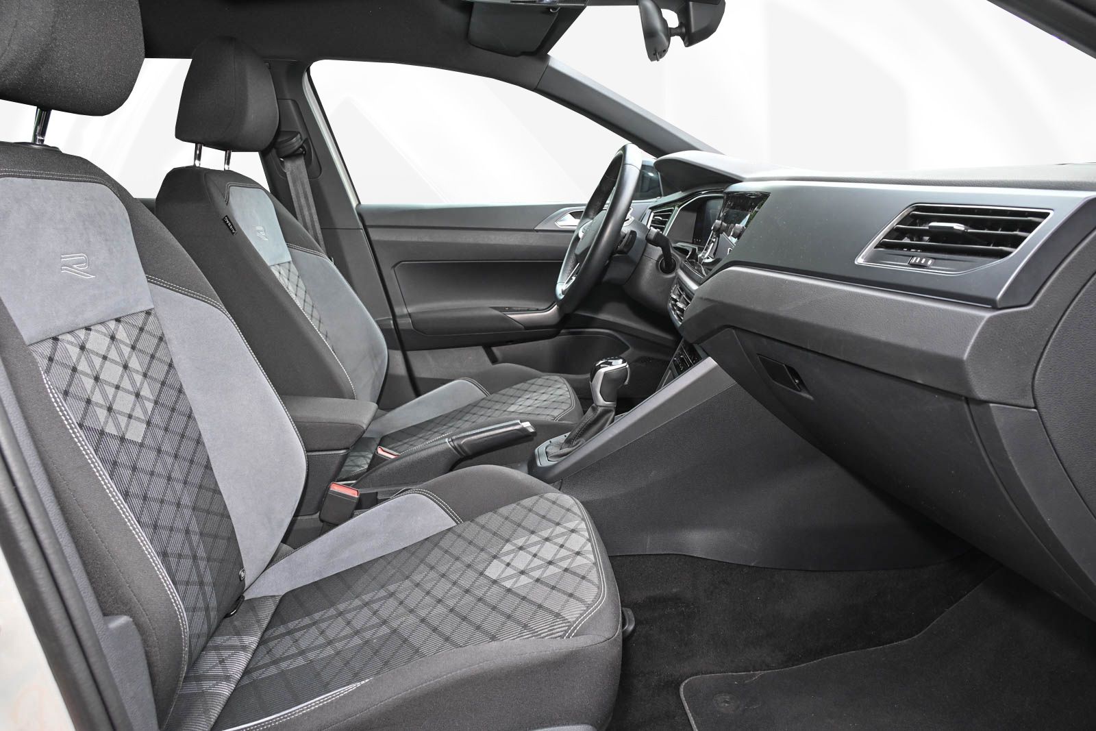 Volkswagen Taigo 1.0 TSI DSG R-Line Black - Samsaru's Car Outlet