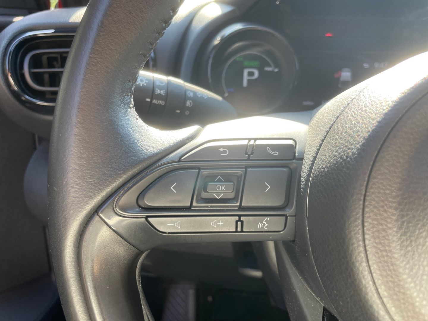 Toyota Yaris Hybrid 1.5 Style *LED*HUD*Navi*Teilleder*