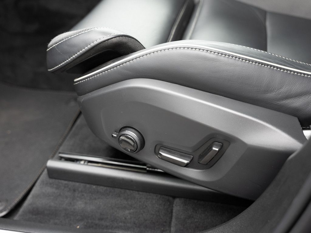 Volvo XC60 T8 AWD Recharge Plus Dark aus 1.Hand