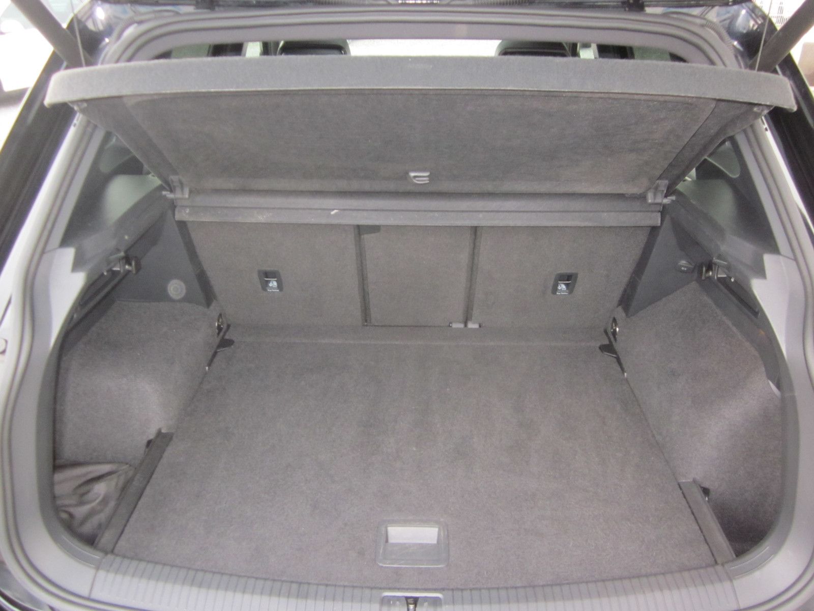 Volkswagen Tiguan 4M R-Line Black - Samsaru's Car Outlet