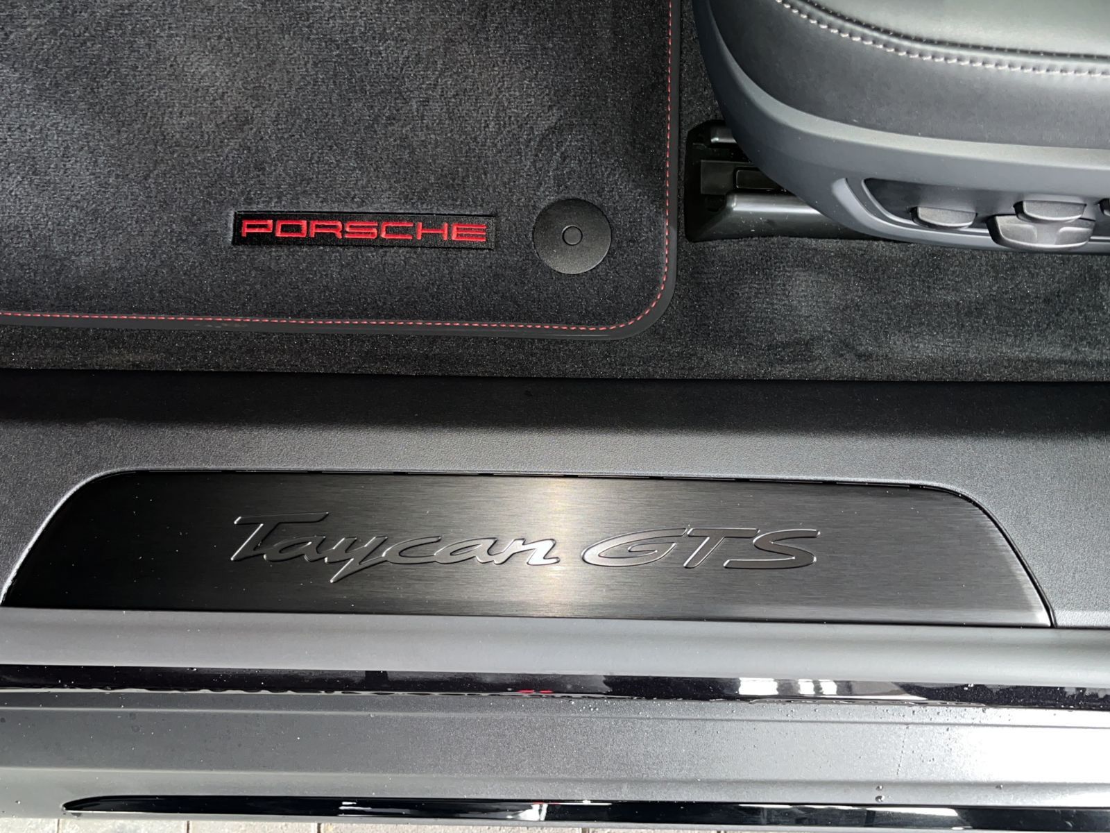 Porsche Taycan GTS - HD Matrix - Pano - Head Up - Chrono
