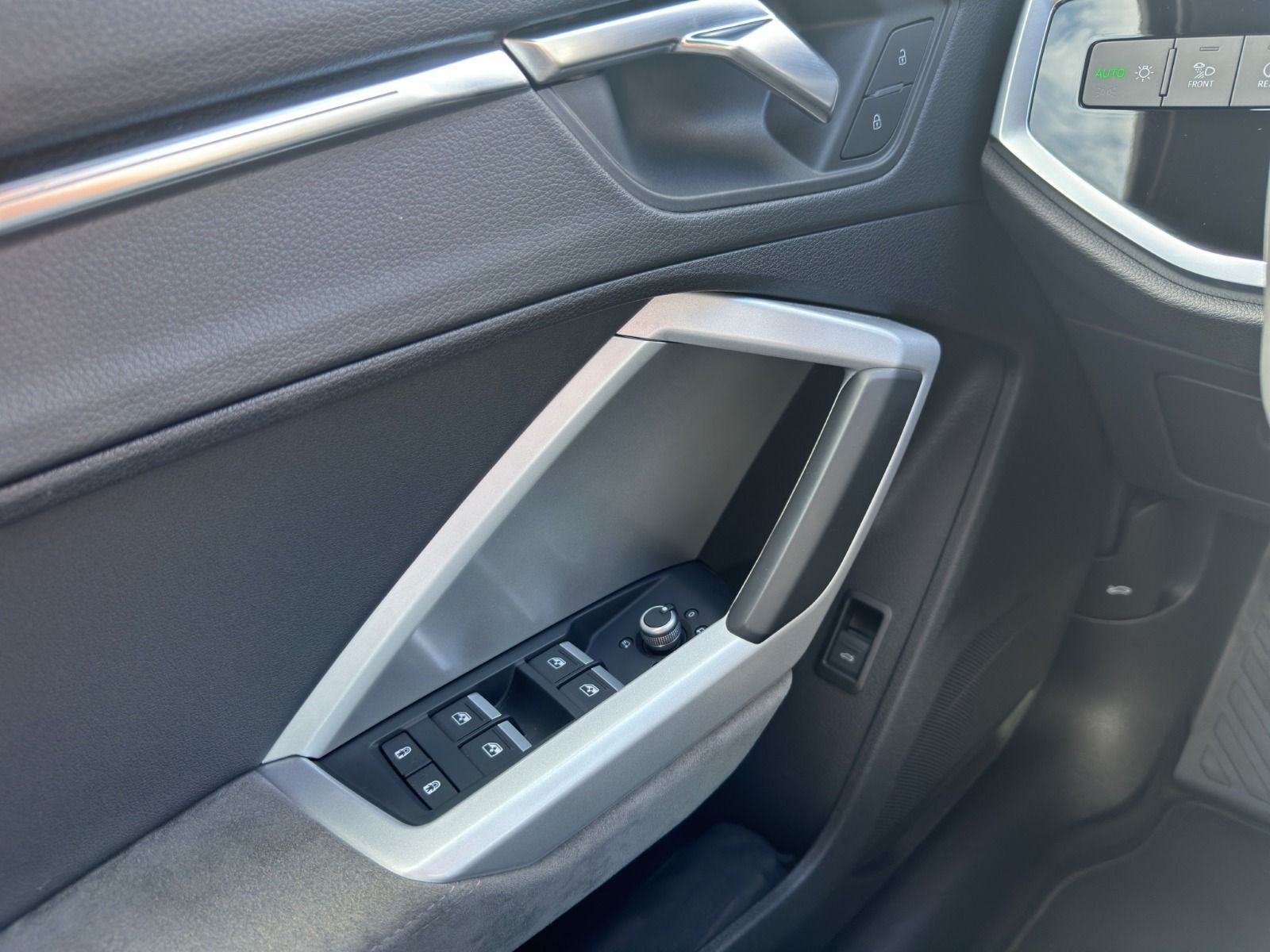 Audi Q3 40 TFSI quattro S line - Samsaru's Car Outlet