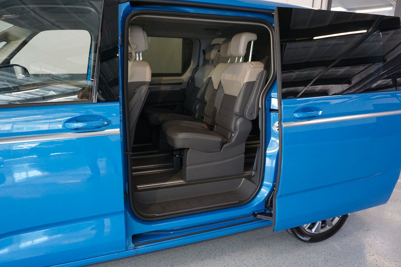 Volkswagen T7 Transporter Multivan eHybrid - Samsaru's Car Outlet