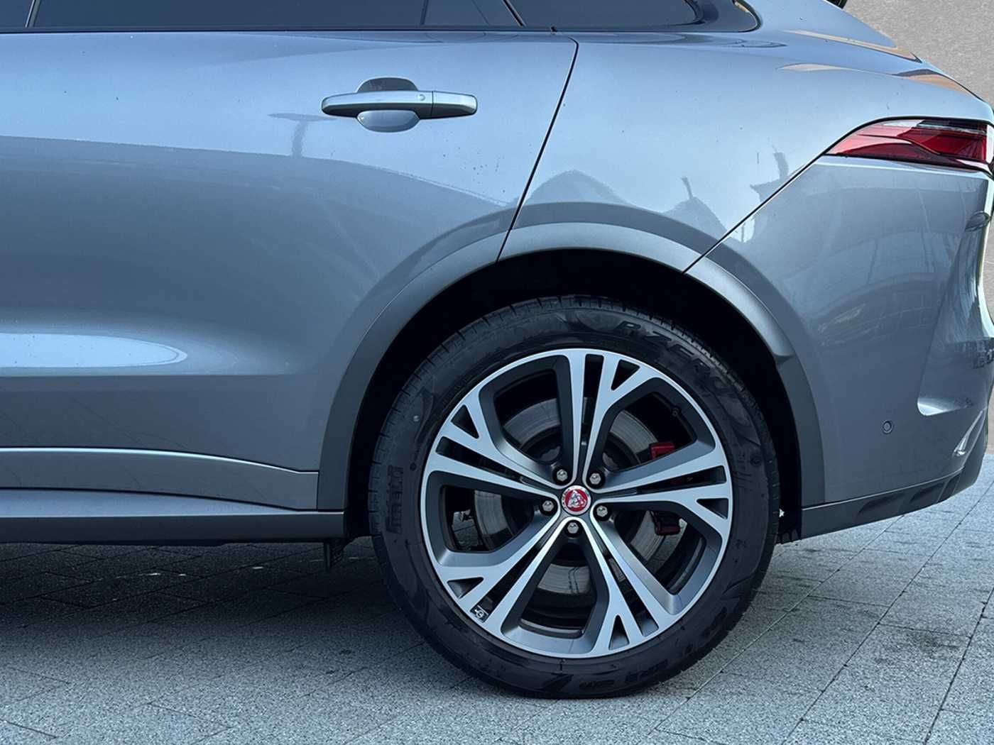 Jaguar F-Pace P550 SVR