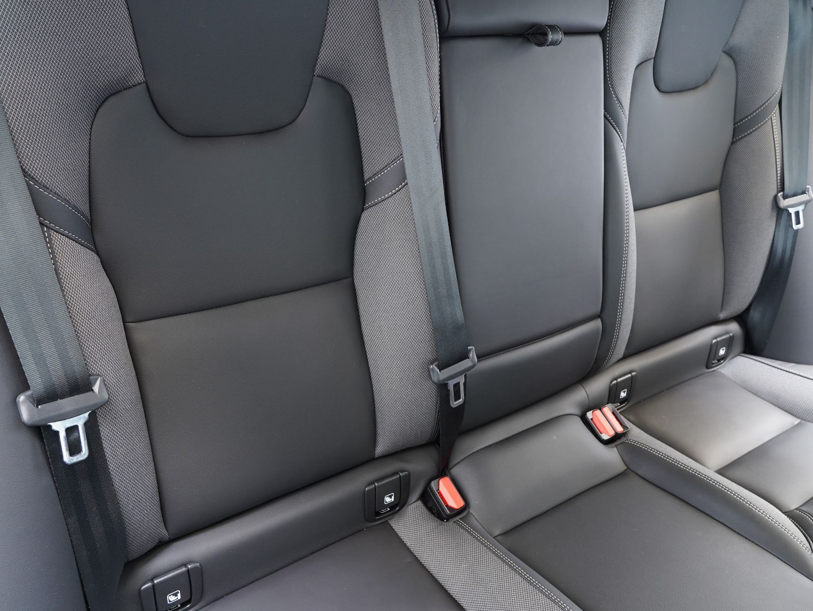 Volvo XC60 B4 D AWD Plus Dark - Samsaru's Car Outlet