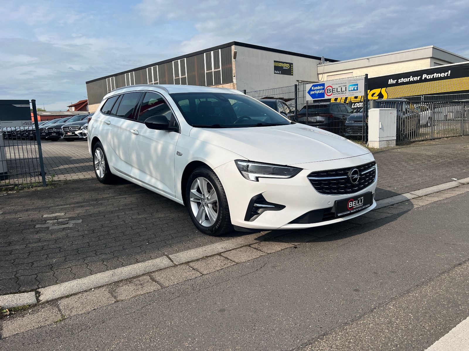 Opel Insignia B Sports Tourer Business - Samsaru's Car Outlet